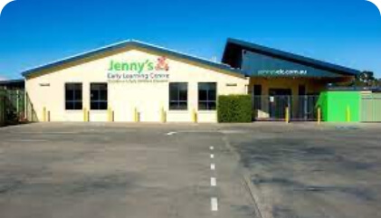 https://www.jennyselc.com.au/wp-content/uploads/2022/10/childcare-longdaycare-preschool-beach-cap-with-jennys-learning-centre8.jpg